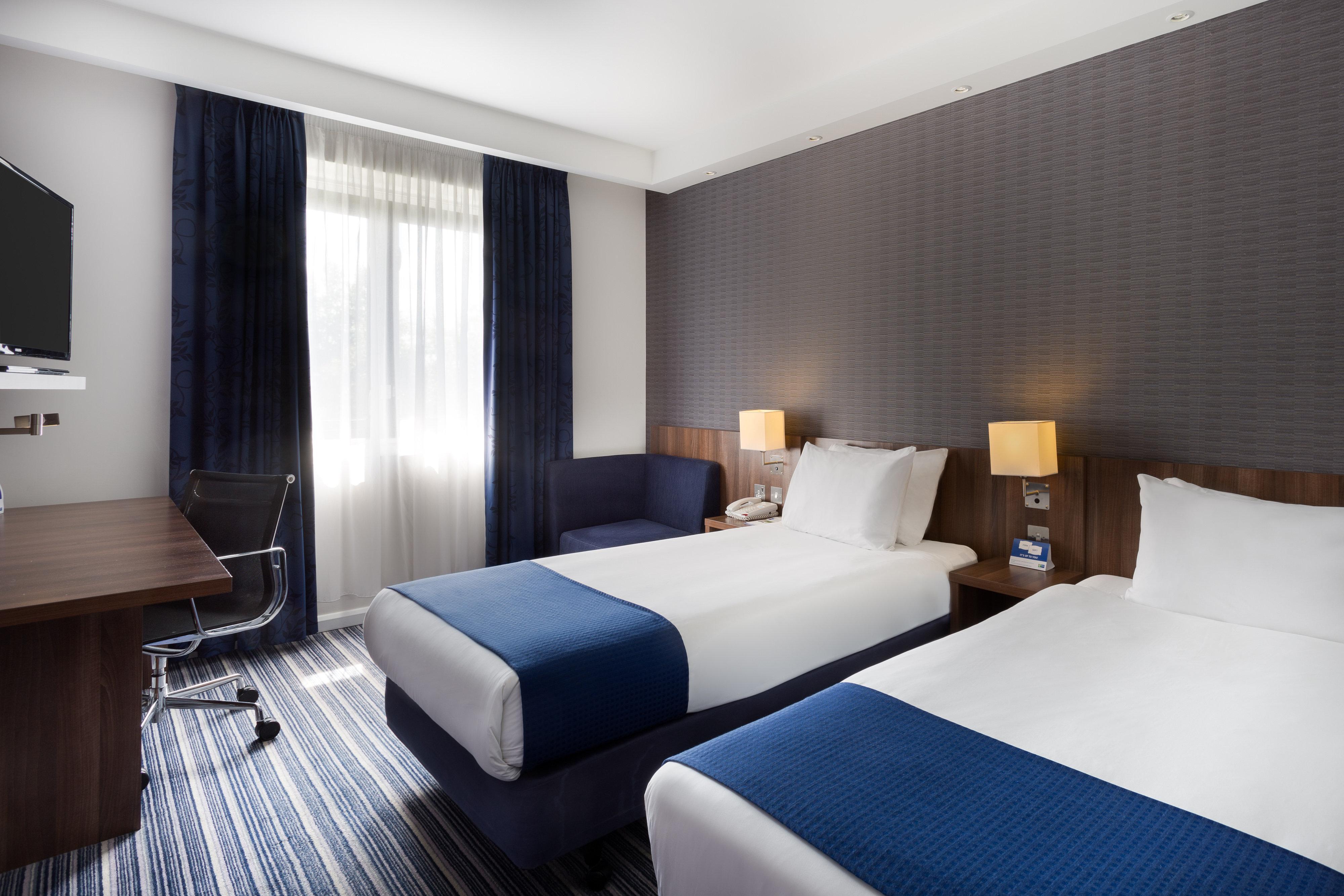 Holiday Inn Express Colchester By Ihg Exterior photo