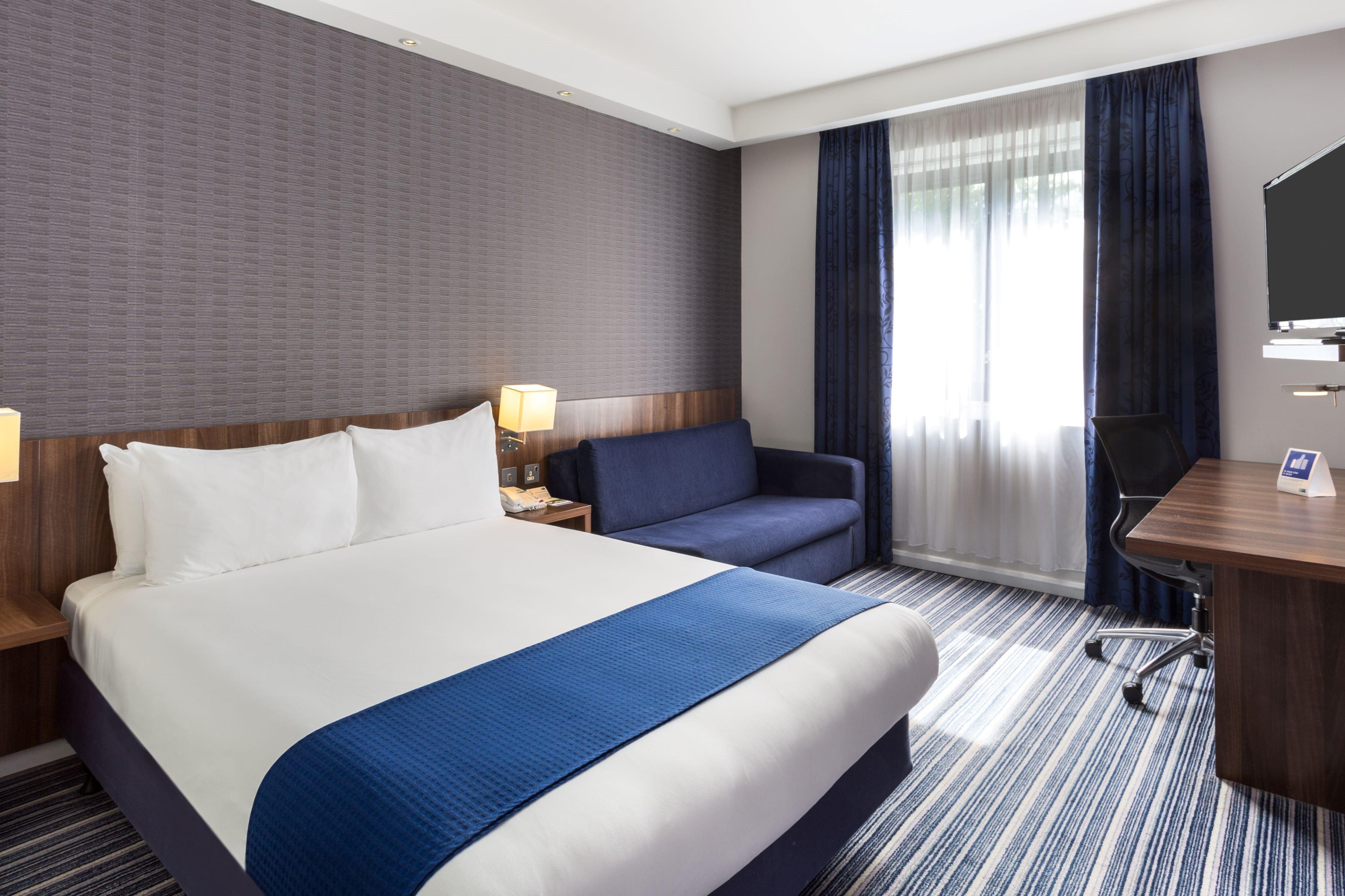 Holiday Inn Express Colchester By Ihg Exterior photo