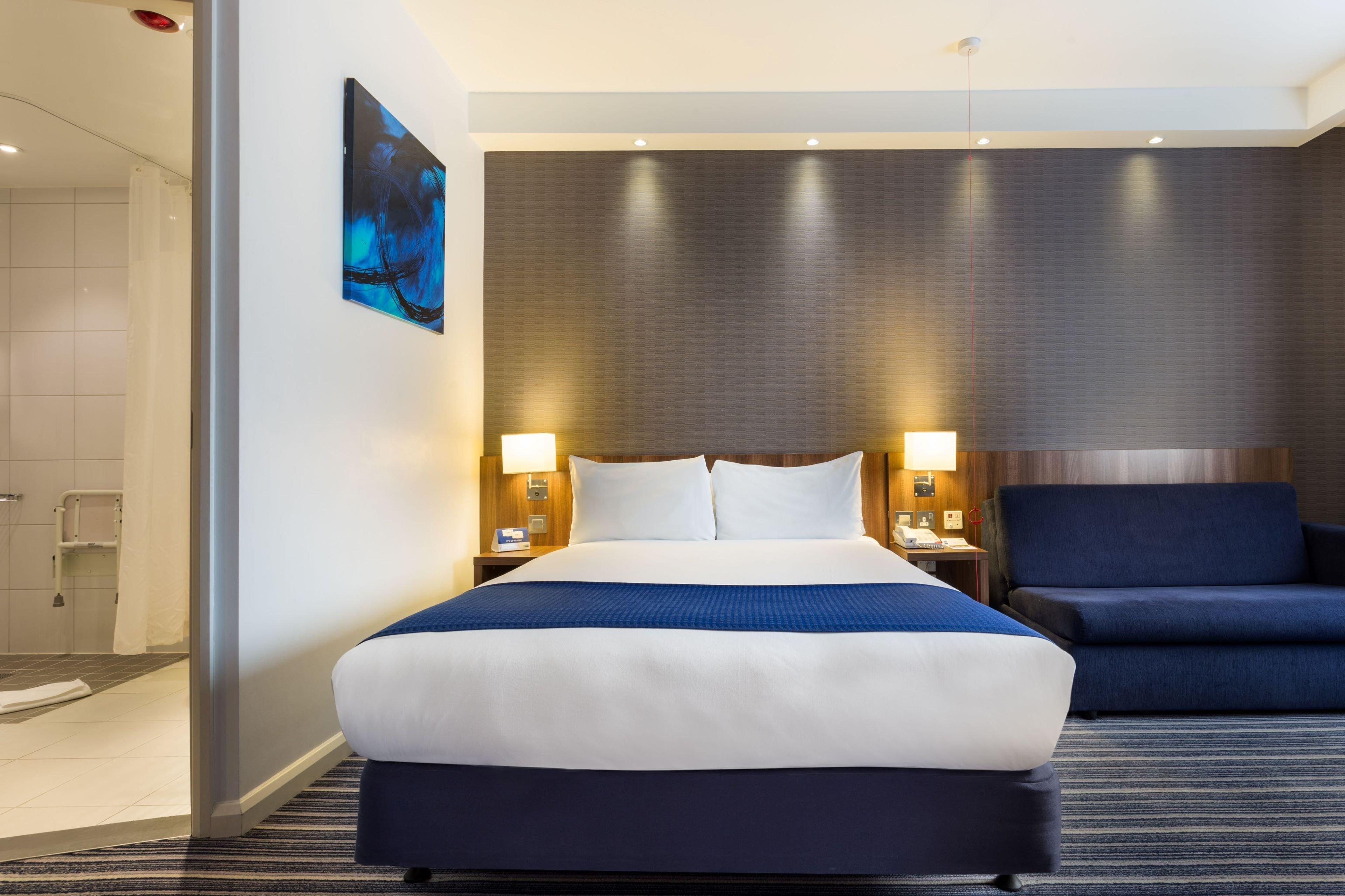 Holiday Inn Express Colchester By Ihg Exterior photo